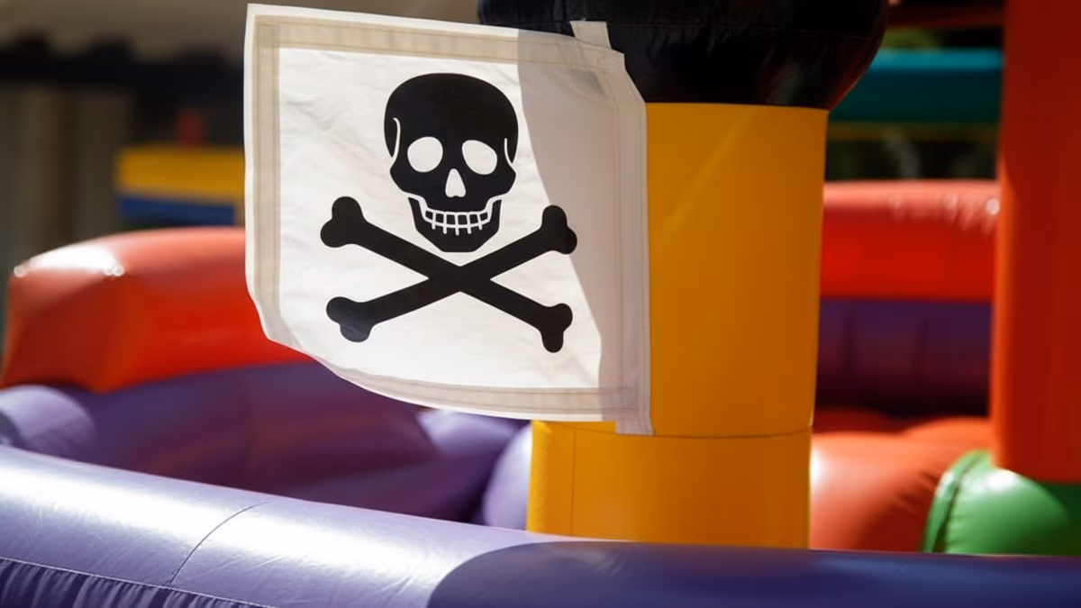 Barco Pirata inflable vista lateral con tobogán