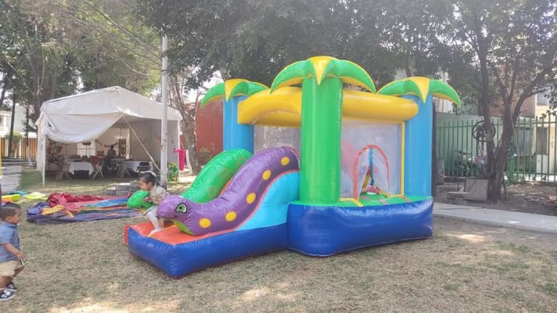Renta de castillo inflable blanco para XV años CDMX