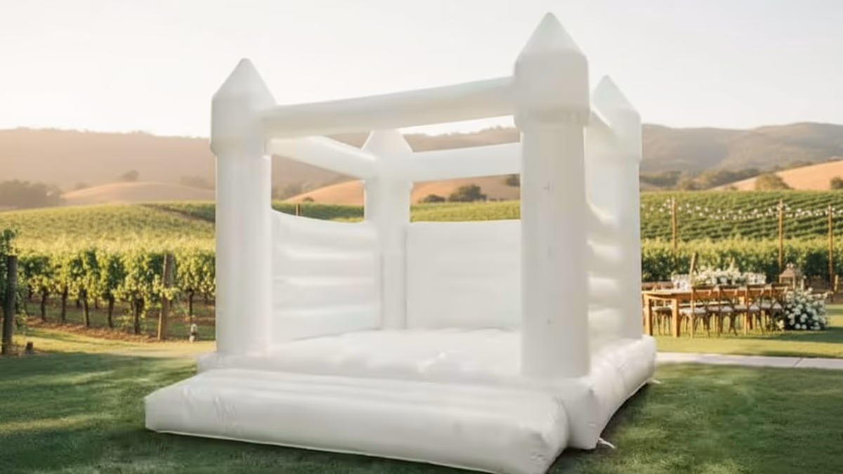 Castillo Blanco inflable instalado en jardín