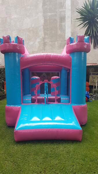 Castillo de Princesas instalado en jardín exterior