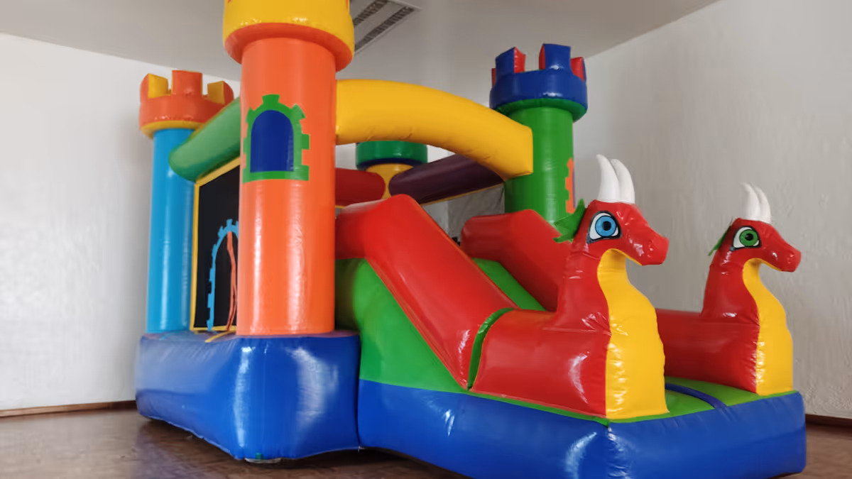 Inflable Dragones Rojos instalado en jardín exterior