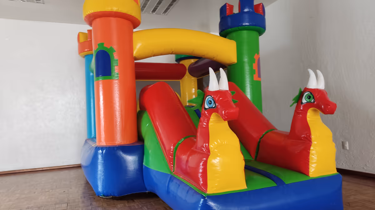 Renta de castillo inflable Dragones Rojos en Ciudad de México