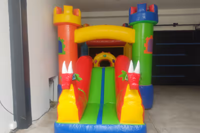 Vista frontal centrada del inflable Dragones Rojos