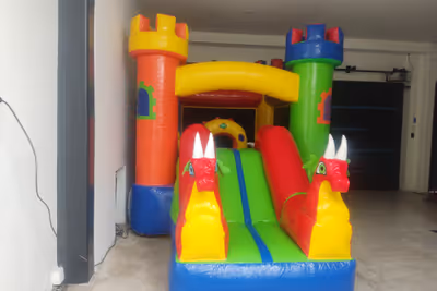 Resbaladilla frontal del inflable Dragones Rojos