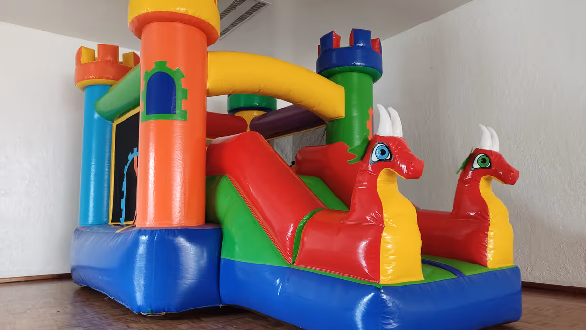 Dragones Rojos en fiesta infantil con niños jugando