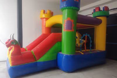 Interior lateral del inflable Dragones Rojos con mallas de seguridad
