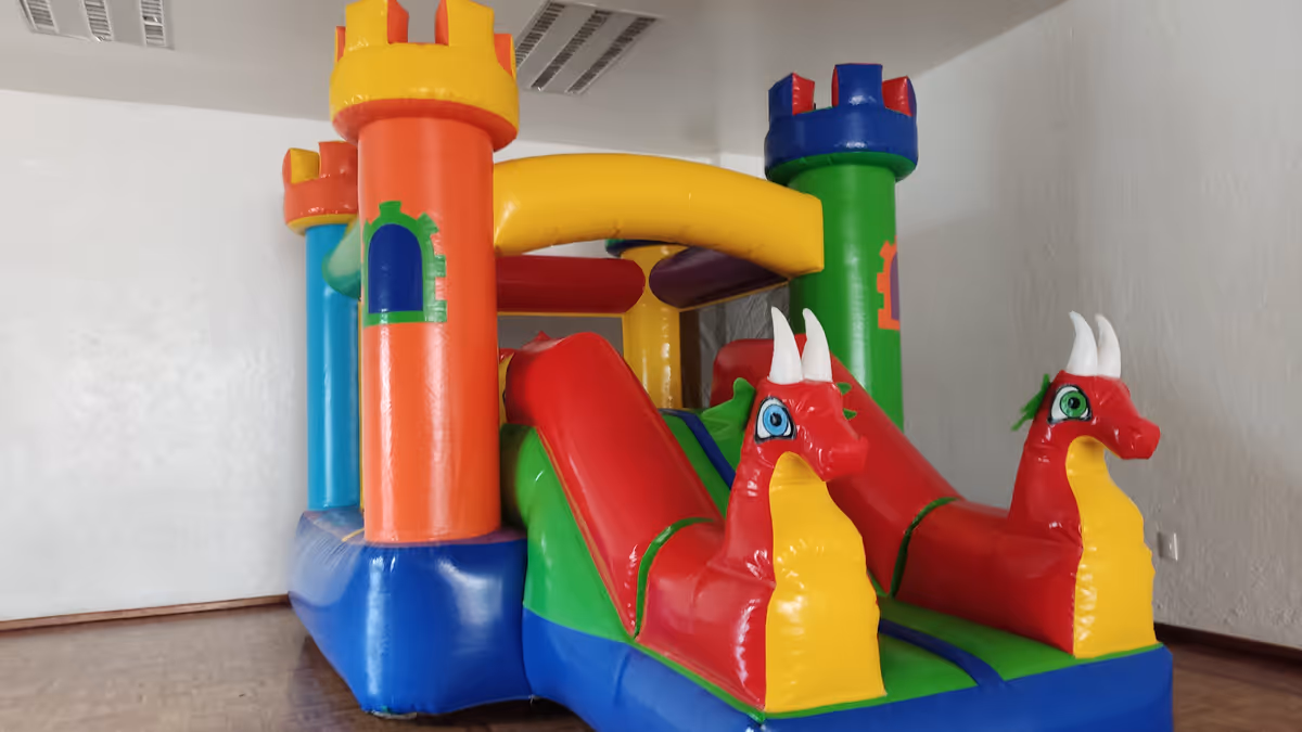 Brincolin Dragones Rojos instalado en evento al aire libre