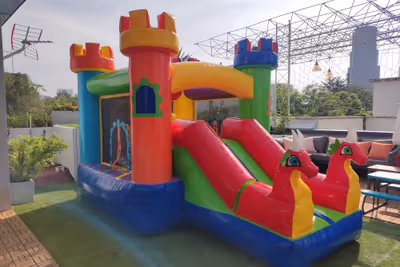 Inflable Dragones Rojos en terraza exterior