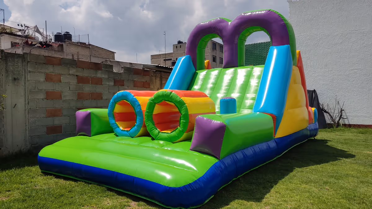 Renta inflable Extremo en CDMX - lateral en evento
