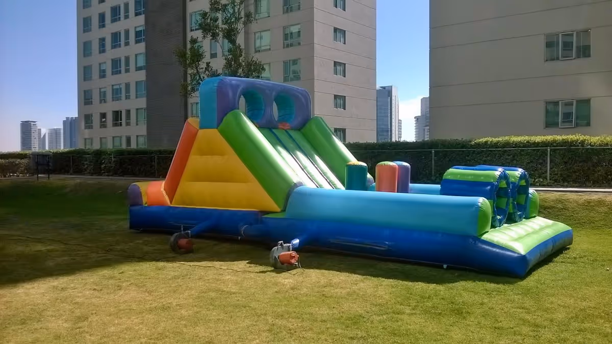 Renta inflable Extremo en CDMX - pista de obstáculos