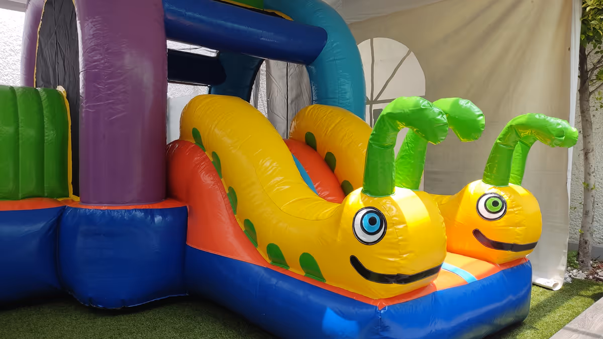 Brincolin Gusanitos instalado en evento infantil