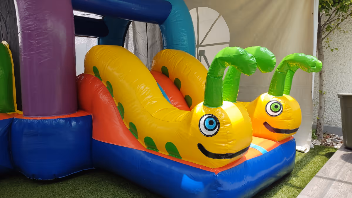 Inflable Gusanitos en jardín exterior para fiesta