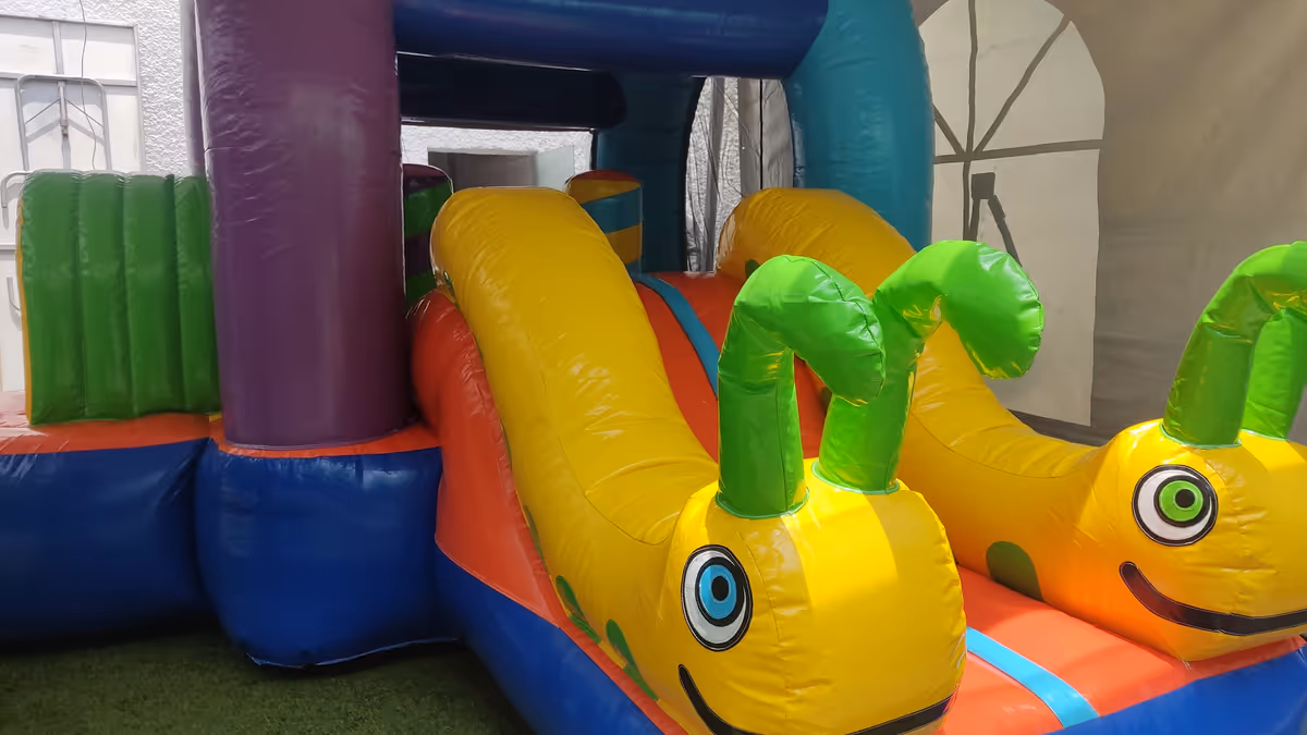 Gusanitos inflable en fiesta infantil con niños jugando