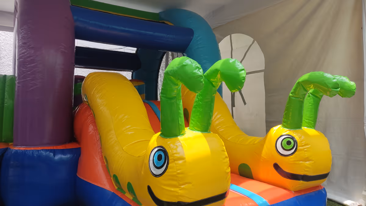 Vista lateral del inflable Gusanitos en CDMX