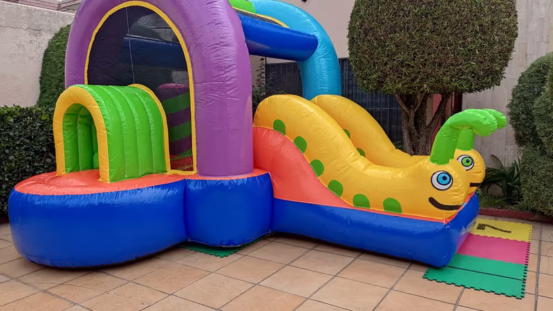 Vista general del inflable Gusanitos con colores vibrantes