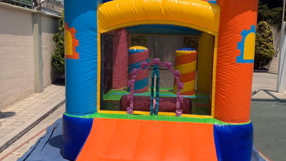 Renta inflable Mini Castillo en CDMX - evento exterior