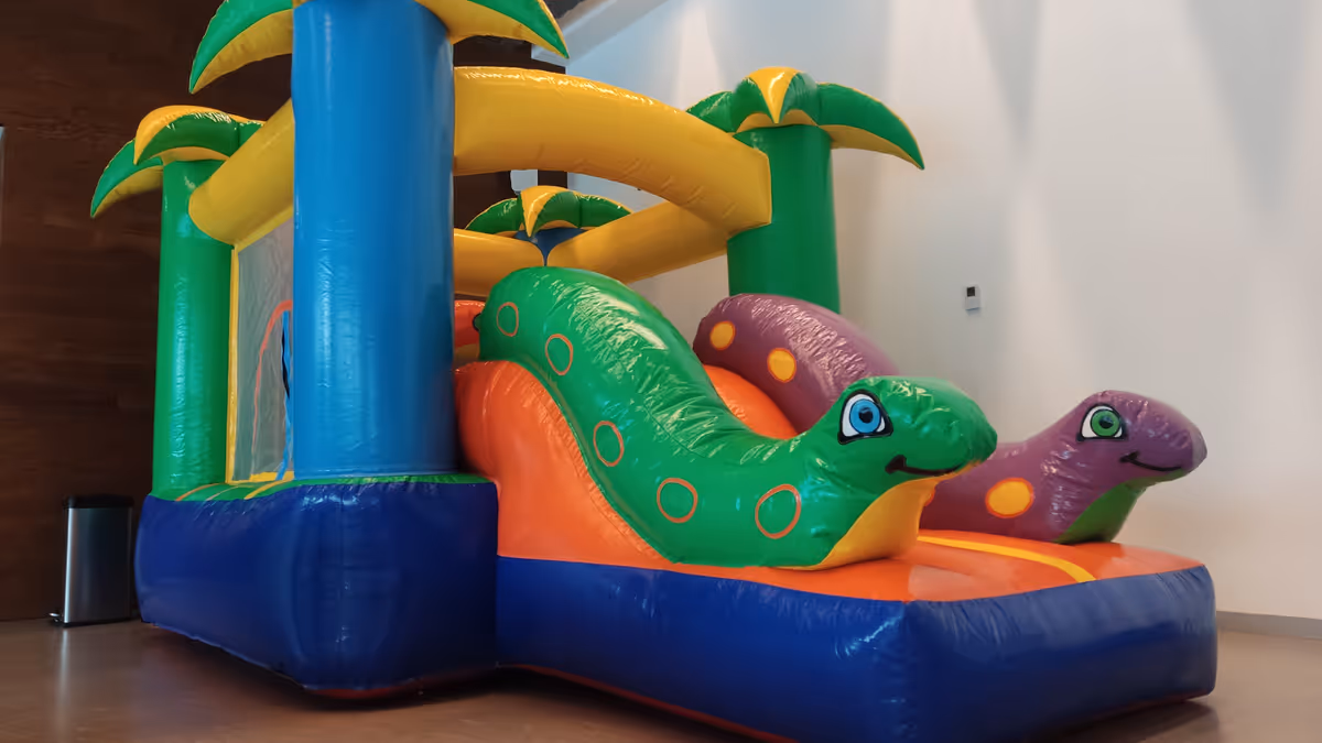 Inflable Mini Jungla con dinosaurios y palmeras tropicales