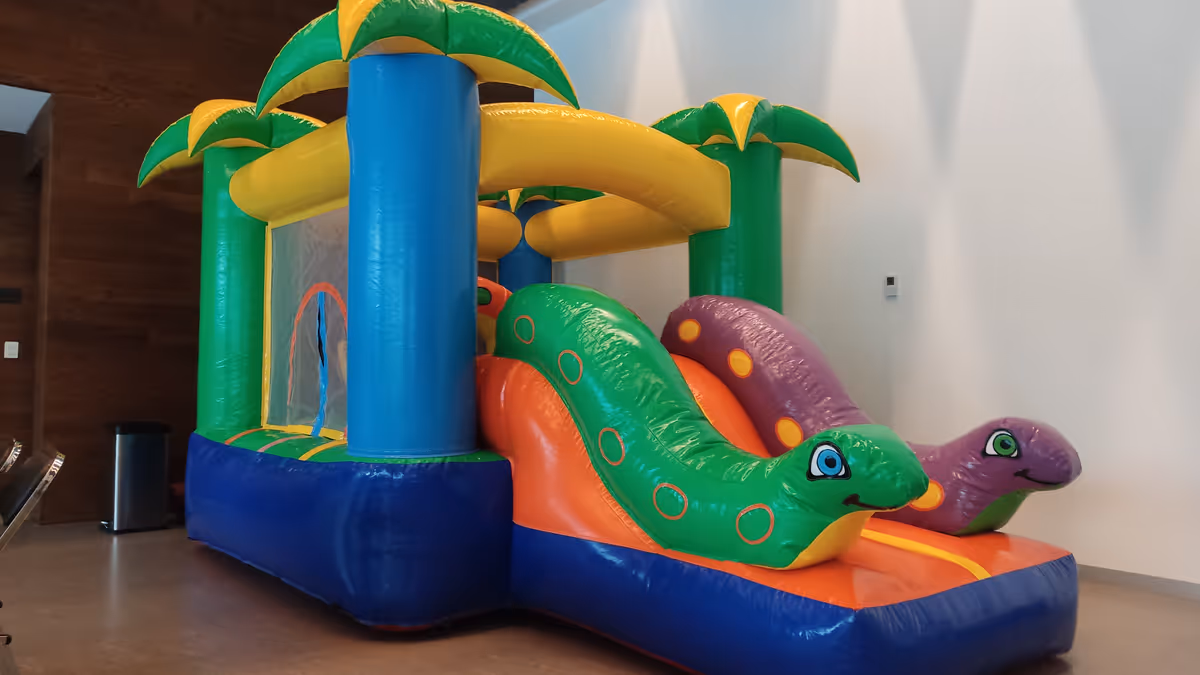 Vista frontal del inflable Mini Jungla en jardín