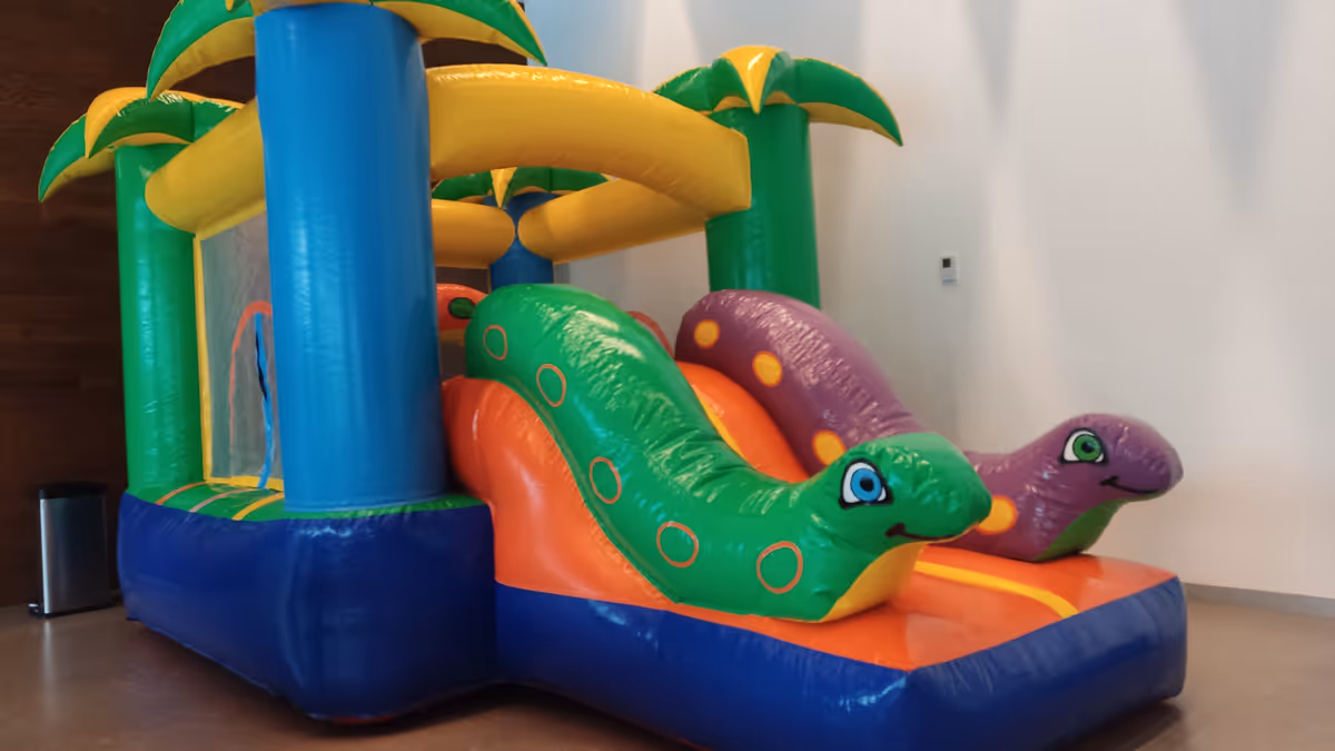 Vista lateral del inflable Mini Jungla en CDMX