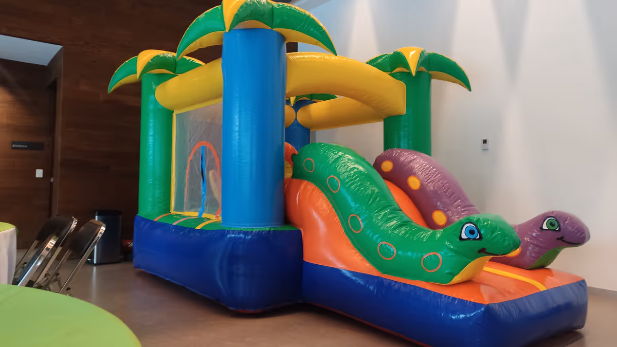 Vista general del inflable Mini Jungla con decoración selvática